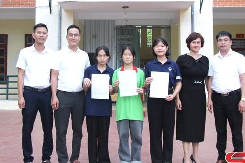 Trao 4 suất học bổng toàn phần cho học sinh có hoàn cảnh khó khăn