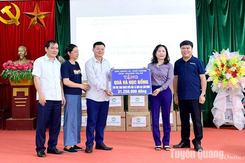 Tặng trên 100 suất quà cho học sinh có hoàn cảnh khó khăn huyện Lâm Bình