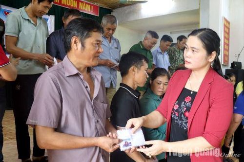 200 triệu đồng tiền mặt cho người dân xã Trung Minh