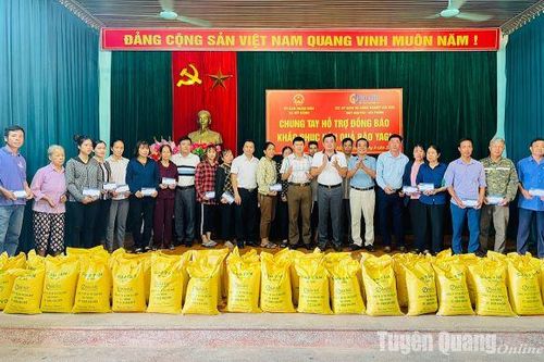 Trao tặng gần 10 tấn gạo và hơn 100 triệu đồng hỗ trợ người dân xã Mỹ Bằng