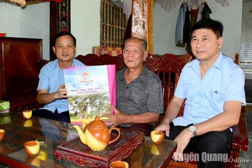 Đồng chí Nguyễn Thế Giang, Phó Chủ tịch UBND tỉnh tặng quà người cao tuổi huyện Lâm Bình
