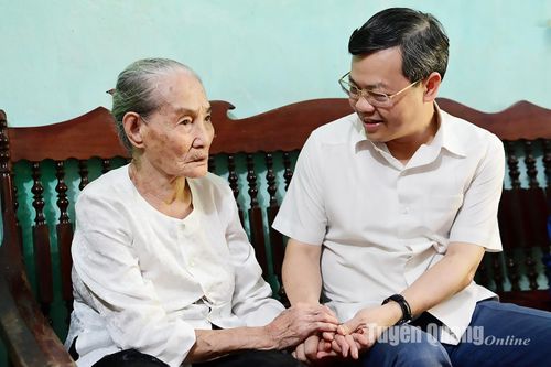 Chủ tịch UBND tỉnh Nguyễn Văn Sơn thăm, tặng quà người cao tuổi huyện Yên Sơn