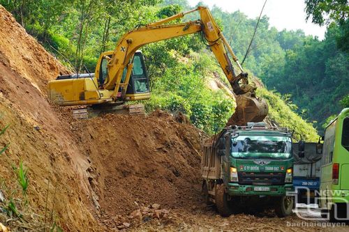 Khẩn trương khắc phục sạt lở trên tuyến Quốc lộ 3C