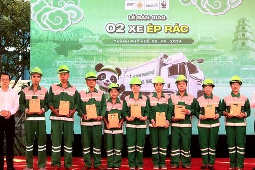 Trao tặng 2 xe ép rác cho thành phố Huế trị giá gần 10 tỷ đồng