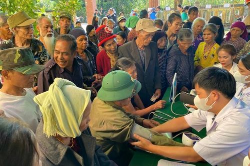 Khám, cấp thuốc và tặng con giống cho người dân Trung Sơn