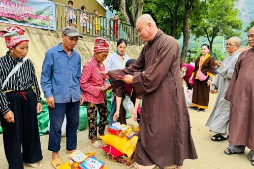 Các đoàn trao học bổng, quà đến bà con ở các địa phương bị thiệt hại do bão lũ