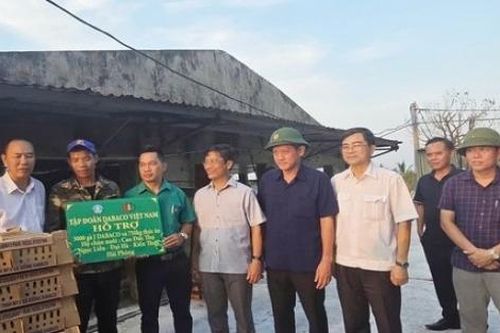 Trao tặng hơn 190 tỷ đồng hỗ trợ phục hồi sản xuất chăn nuôi và nuôi trồng thủy sản