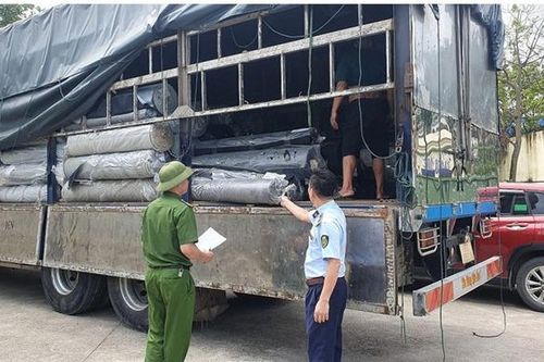 Hưng Yên thu giữ hơn 9,3 tấn vải cuộn có dấu hiệu nhập lậu