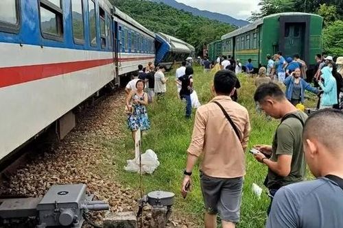 Thông tuyến đường sắt Bắc - Nam sau sự cố trật bánh