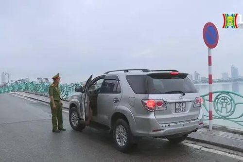 Xử phạt nghiêm vi phạm cản trở giao thông ven hồ Tây