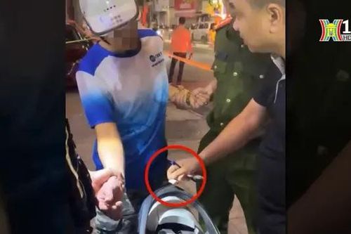 Người đàn ông lộ ma túy khi đi 'hóng mát'