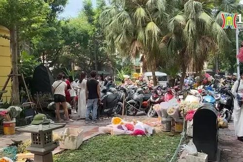 Tuyến phố đẹp Phan Đình Phùng đang bị làm xấu