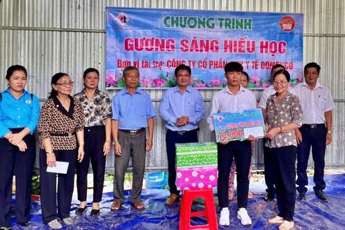 Sinh viên Nguyễn Văn Quy (Đồng Tháp) nhận học bổng Gương sáng hiếu học