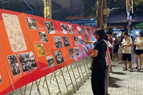 Triển lãm chuyên đề 'Chiến dịch Biên giới 1950 - Một thời hoa lửa' tại Phố đi bộ Kim Đồng