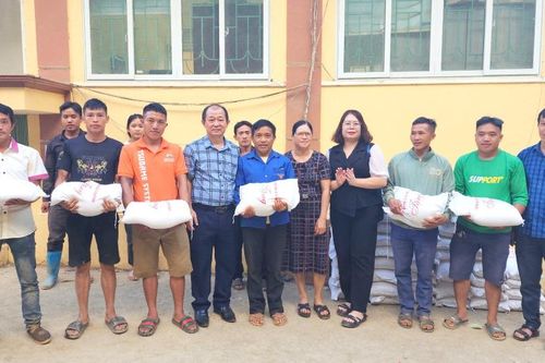 Liên minh Hợp tác xã Việt Nam hỗ trợ gạo cho nhân dân bị thiên tai
