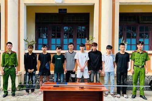 Khởi tố nhóm côn đồ dùng hung khí đuổi đánh người đi đường trọng thương