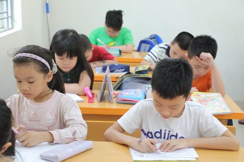 Vừa vào lớp 1, nhiều phụ huynh biến con thành 'thợ cày' học thêm kín tuần
