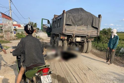 Đi xe máy trên đường đang thi công, hai bà cháu ngã vào gầm xe tải tử vong