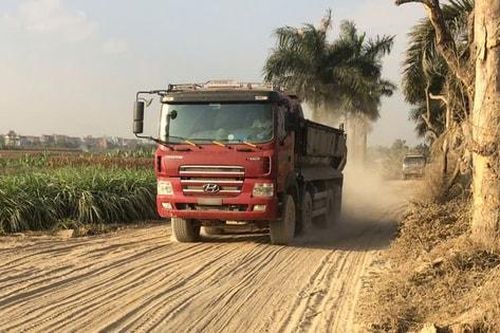 Xử lý xe quá tải chở vật liệu làm rơi vãi gây ô nhiễm môi trường: Đừng để 'ném đá ao bèo'!