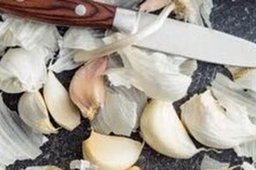 Tại sao không nên vứt vỏ tỏi?
