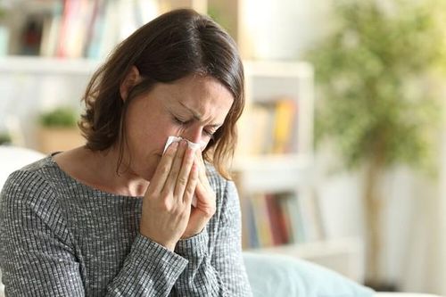 Cách đối phó với viêm mũi dị ứng khi giao mùa