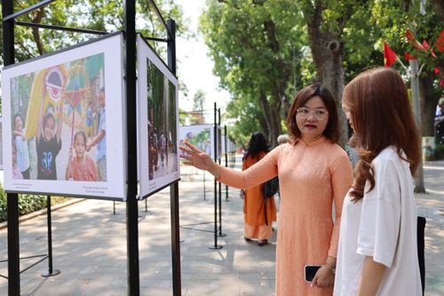 Triển lãm ảnh 'Hà Nội trong tôi' bên bờ hồ Hoàn Kiếm