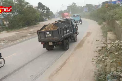 Bức xúc tình trạng rơi vãi vật liệu xây dựng trên đường Quốc lộ 3