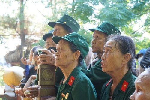 Đông đảo người dân đến tiễn biệt phu nhân Đại tướng Võ Nguyên Giáp tại Vũng Chùa - Đảo Yến