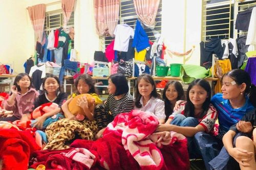 Khen thưởng cô giáo giúp 200 học sinh tránh thảm họa sạt lở đất