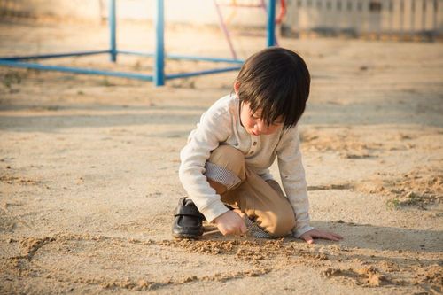 Một thói quen khiến trẻ dễ nhiễm giun đũa