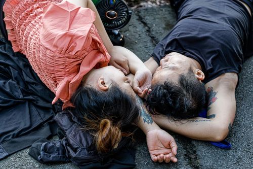 Khách chơi đến mệt lả, kiệt sức tại Đại Nam ngày miễn vé
