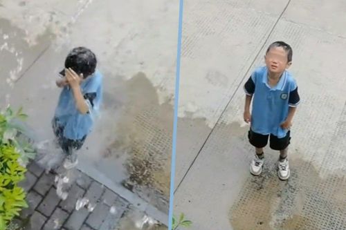 Mẹ đổ nước lên người con nhưng lại được dân mạng vỗ tay khen ngợi