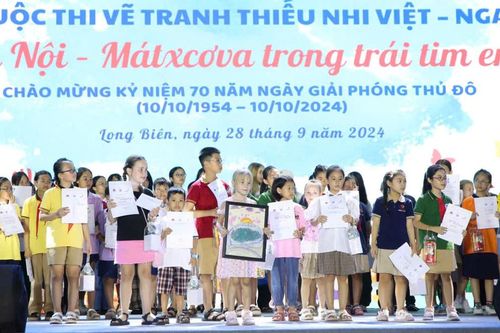 Đấu giá tranh vẽ 'Hà Nội–Mátxcơva trong trái tim em' ủng hộ nạn nhân bão Yagi