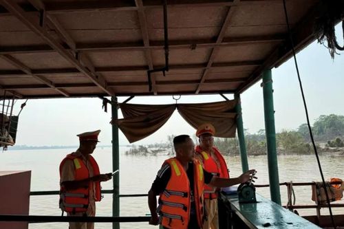 Hà Nội: xử phạt 2 bến đò ngang sông chở quá số người quy định