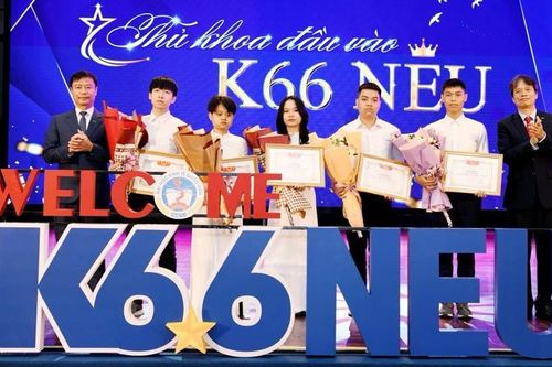 Trường đại học Kinh tế quốc dân trao học bổng toàn phần cho các sinh viên đạt danh hiệu Thủ khoa năm 2024