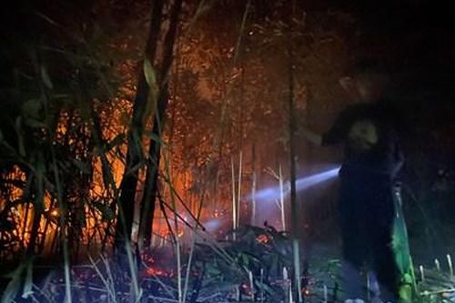 Cán bộ, chiến sĩ Tiểu đoàn 105, Sư đoàn 363 giúp dân chữa cháy rừng