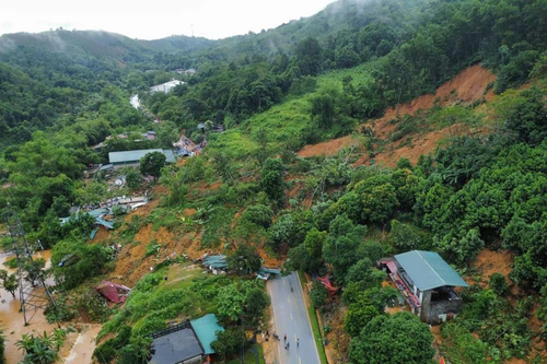 Hà Giang: Sạt lở đất đá khiến nhiều phương tiện và nhà dân bị vùi lấp