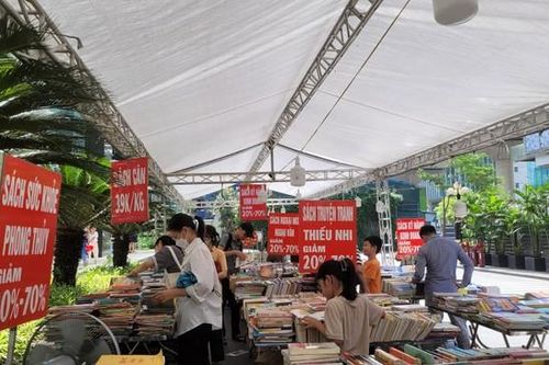 Hội chợ sách cũ tại Hà Nội thu hút nhiều bạn trẻ trải nghiệm