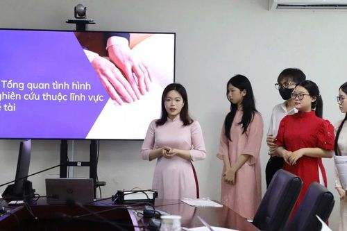 Sinh viên sư phạm chế máy in chữ nổi Braille