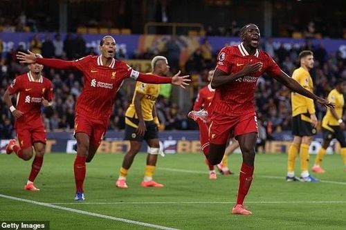 Chùm ảnh: Salah ghi bàn, Liverpool lên đỉnh bảng