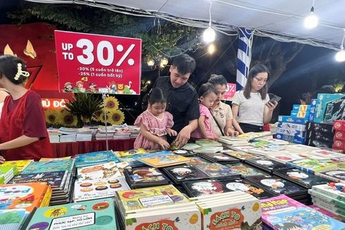 Hội Sách Hà Nội năm 2024 tặng quà cho thư viện, trường học tại các huyện ngoại thành bị ảnh hưởng bởi bão số 3