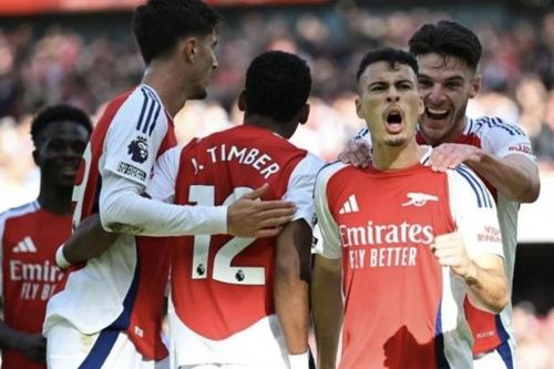 Thắng Leicester 4-2, Arsenal bằng điểm Man City