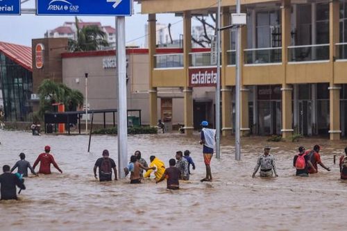 Bão lớn trút lượng mưa gần 1 mét xuống bang miền nam Mexico