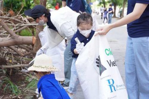Hà Nội: Hàng trăm tình nguyện viên dọn rác vì một môi trường xanh