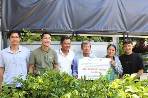 Gần 1 tỷ đồng hỗ trợ sinh kế cho cộng đồng bảo tồn voọc Chà vá chân xám