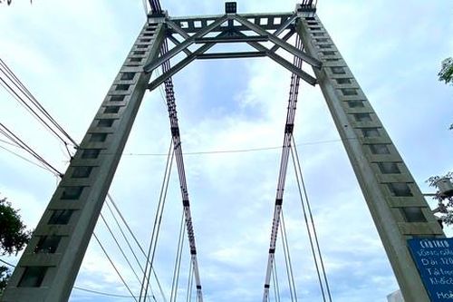 Nơm nớp lo sợ khi qua cầu treo 'già yếu'
