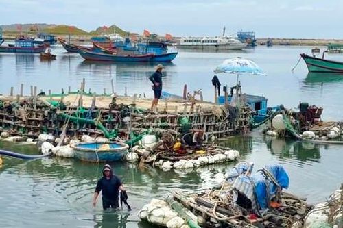 Bè hút cát 'tái chiếm' vũng neo đậu tàu thuyền Lý Sơn