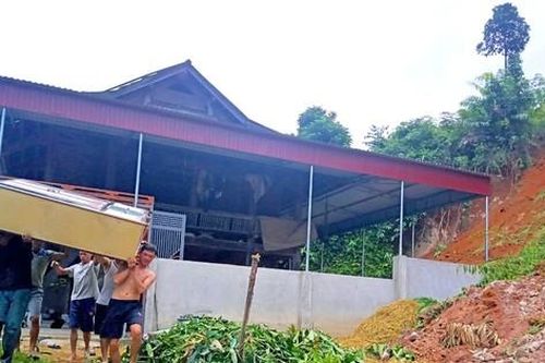 Núi nứt kéo dài cả trăm mét, nhiều hộ dân phải di dời khẩn cấp