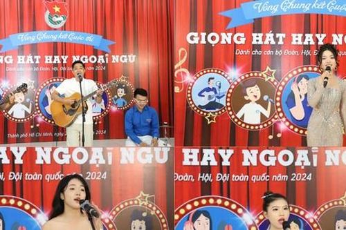 Cán bộ Đoàn sôi nổi tranh tài ca hát, thuyết trình bằng ngoại ngữ