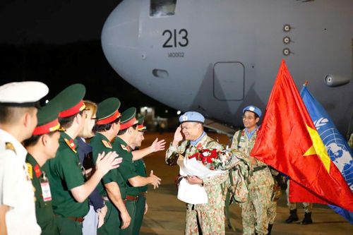 Đón 51 chiến sĩ mũ nồi xanh từ Nam Sudan về nước